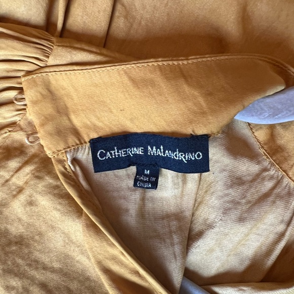 Keyhole w button closure
Mock neck
Long sleeve w gathered shoulders
Polyester - Picture 5 of 5